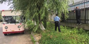 巡逻民警暖心相助 助力充电房车安全“归位”