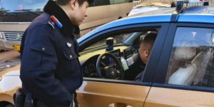 群众遗失背包 冰城民警快速寻回获称赞