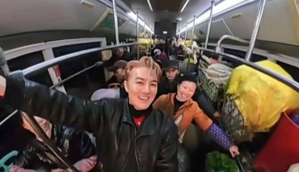 吴克群重庆送温暖，邀基层工作者聚餐，被赞“偶像该有的样子”